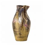 Vase brun à plis