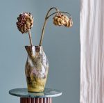 Vase brun à plis – Image 2