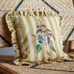 Coussin jaune brodé à fleur – Image 2
